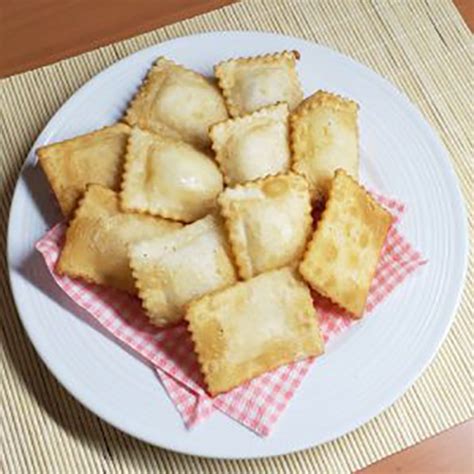 variedad de empanadas cocteleras cuadradas con diferentes rellenos (queso, carne, mariscos)