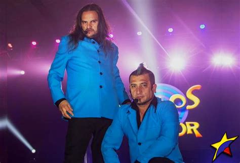 Fotografía promocional del dúo humorístico Los Locos del Humor durante una de sus presentaciones en festivales televisados