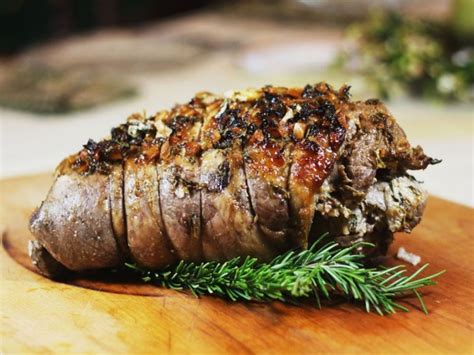 Pierna de cordero deshuesada parcialmente, untada con una mezcla de hierbas frescas y aceite de oliva.