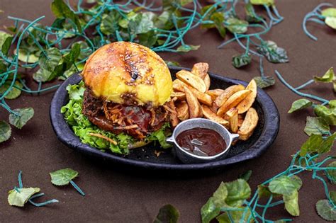 Ilustración de una hamburguesa vegana con papas fritas