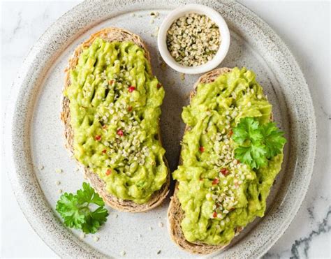 Mesa con desayuno vegano y brunch