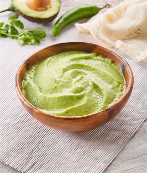 Infografía con los ingredientes para la salsa de palta y los pasos de preparación en el procesador de alimentos