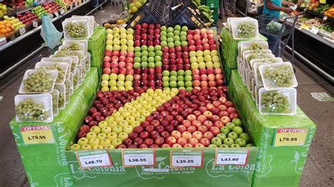 Exhibición general de frutas y verduras en un supermercado
