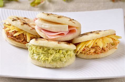 Esquema visual de las diferentes variantes de arepas en Colombia y Venezuela, mostrando sus características principales y rellenos