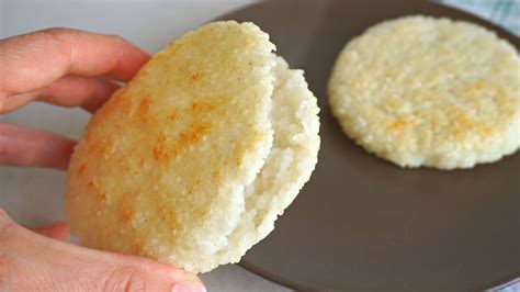 Foto de arepas de arroz doradas en una sartén, con un acabado crujiente