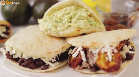 Tabla de diferentes rellenos populares para arepas, incluyendo opciones vegetarianas y cárnicas