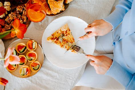 Persona comiendo una rebanada de pastel de forma consciente y con moderación