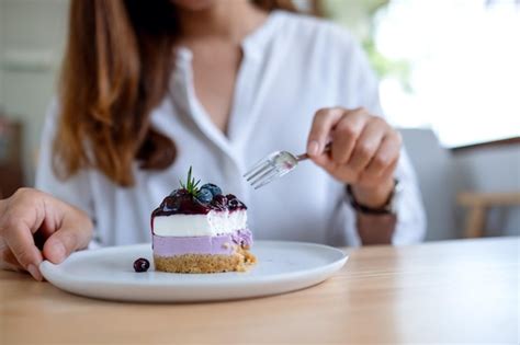 Persona disfrutando de un trozo de tarta de forma consciente y sin prisas