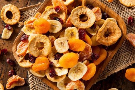 Variedad de frutas frescas y deshidratadas, frutos secos y chocolate negro