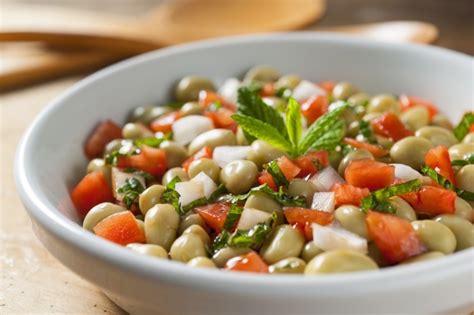 Ensalada de habas con cebolla y perejil