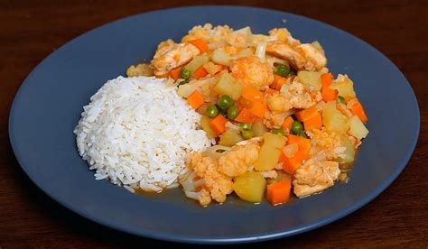 Foto de primer plano de guiso de mijo con coliflor, guisantes y pimiento