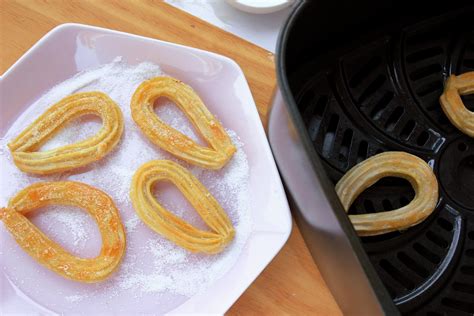 Churros recién hechos en una rejilla