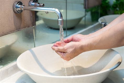 Ilustración esquemática de cómo se acumula el sarro en el interior de un hervidor de agua, mostrando las capas minerales en la resistencia y las paredes.