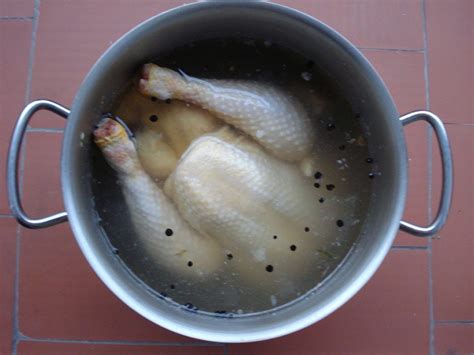 Imagen ilustrativa de piezas de pollo dorándose en aceite en una olla grande