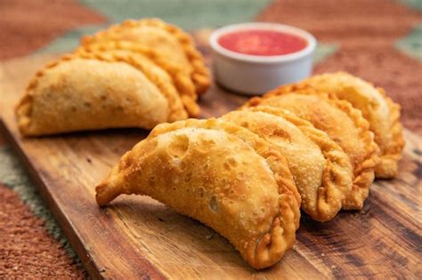Foto: Empanadas fritas escurriéndose sobre papel absorbente