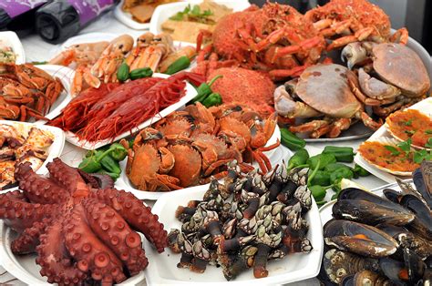 Variedad de mariscos frescos en un plato listo para cocinar