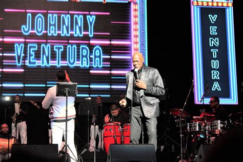 Johnny Ventura actuando con su orquesta, bailando merengue enérgicamente