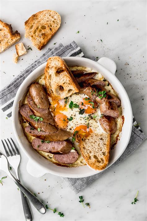 Plato de huevos al horno con longaniza dorada y hierbas frescas