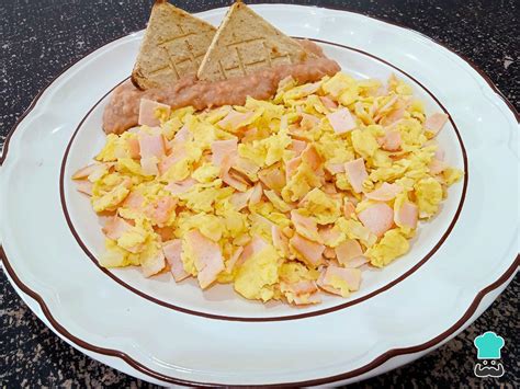 Ingredientes para revuelto de jamón y queso: huevos, jamón en dados, queso rallado, leche y especias