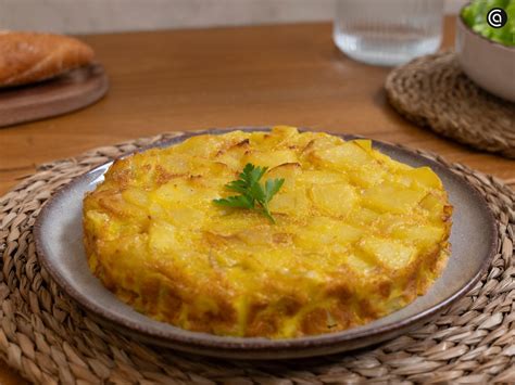 Tortilla de patatas al horno con diferentes ingredientes, vista desde arriba