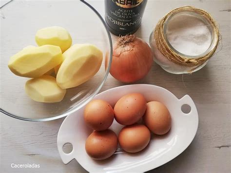 Thermomix procesando ingredientes para tortilla de patatas