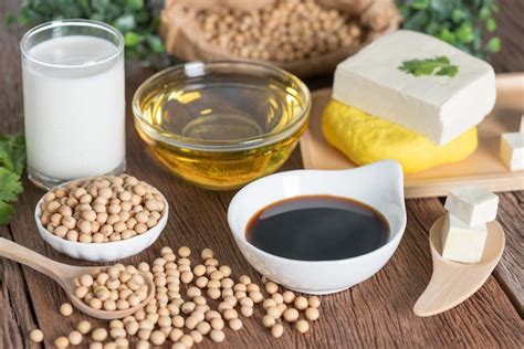 Imagen de diferentes productos derivados de la soja: tofu, tempeh, edamame y miso.
