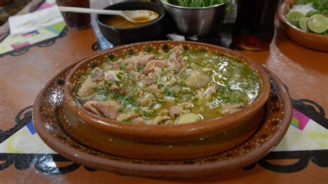 Imagen de un plato humeante de Carne en su Jugo, servido con sus acompañamientos