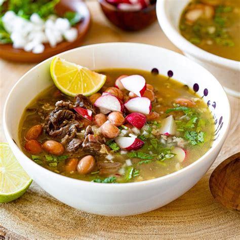 Plato de Carne en su Jugo con una variedad de acompañamientos tradicionales como tortillas, cebolla, cilantro y limón