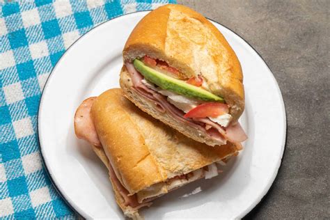 Plato con una torta mexicana de jamón con queso y aguacate