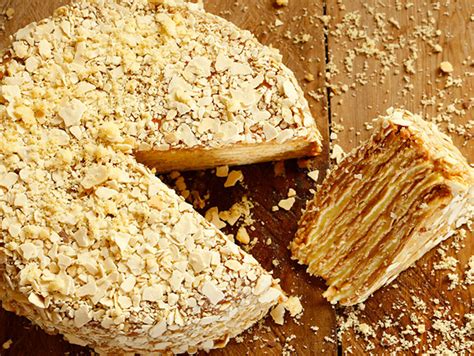 Torta de mil hojas chilena con manjar y merengue