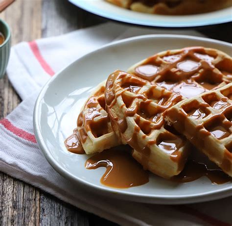 Foto de waffles rellenos con manjar con un toque de berries