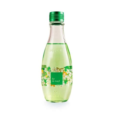 Botella de colonia Natura Aguas Flor de Manzana con un fondo de flores de manzano