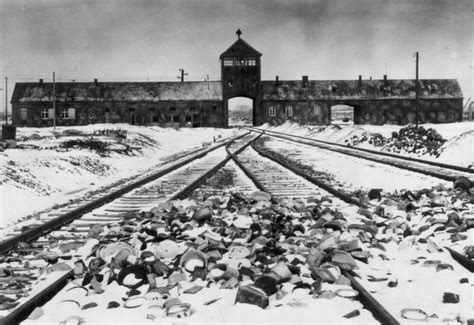 Fotografía de la entrada al campo de concentración de Auschwitz-Birkenau, con la famosa inscripción 