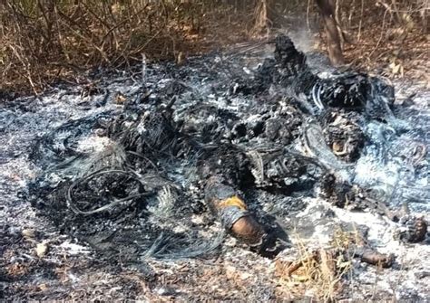 Fotografía clandestina de cuerpos incinerados en una fosa al aire libre en Auschwitz.