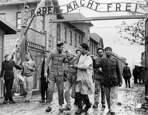 Fotografía de prisioneros en el campo de concentración de Auschwitz el día de la liberación.