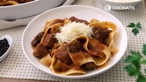 Plato de pasta con salsa ragú de salchicha