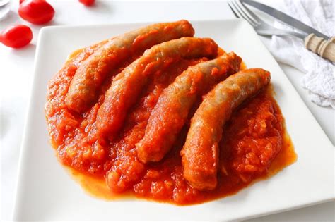 Salchichas en salsa de cerveza con pan casero