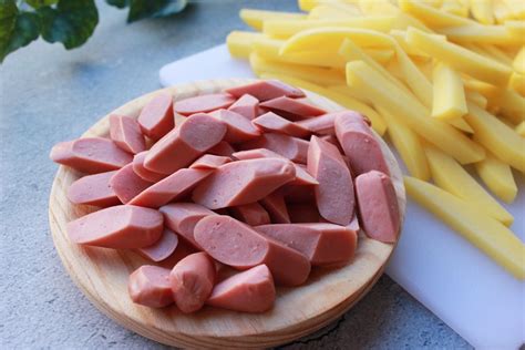 Salchichas cortadas en rodajas en salsa de tomate