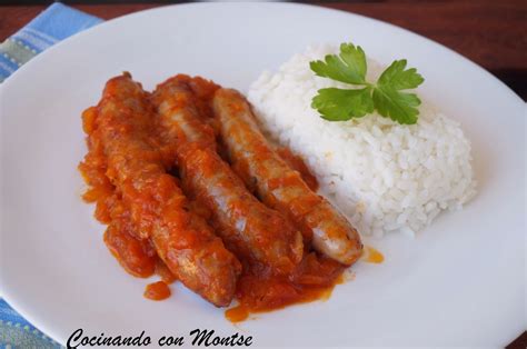 Plato de salchichas en salsa de tomate con vegetales mixtos y arroz blanco