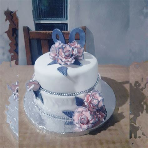 Torta terminada con detalles decorativos