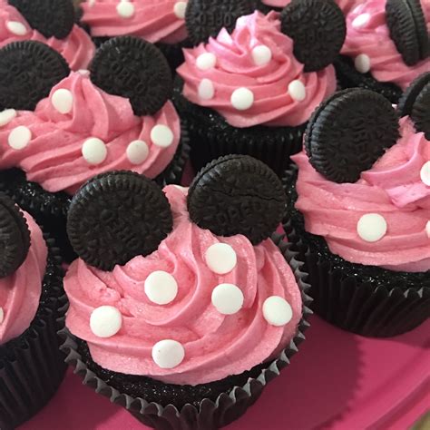 Foto de cupcakes de Minnie Mouse terminados con orejitas de chocolate y crema rosa