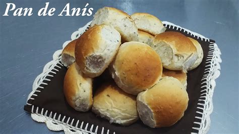 Ingredientes secos y húmedos para pan de anís sin gluten dispuestos para su preparación