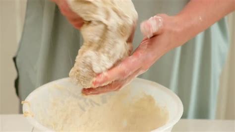 Masa pegajosa de pan de anís sin gluten en un bol, lista para ser horneada