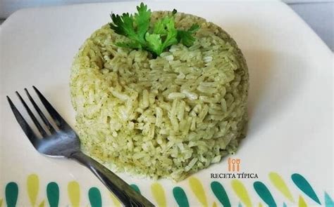 Plato de Arroz Verde Mexicano servido en una mesa de celebración
