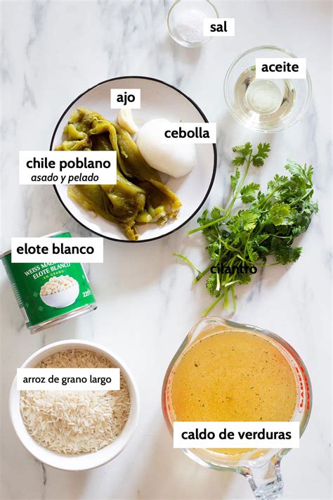 Ingredientes frescos para preparar Arroz Verde Mexicano: chiles poblanos, cilantro, espinacas, ajo, cebolla