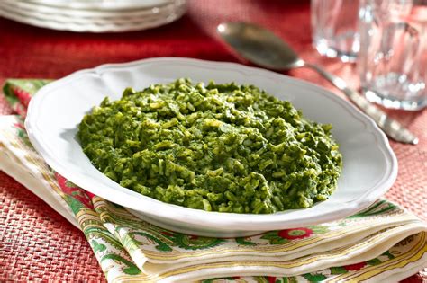 Plato de arroz verde cremoso con espinacas y cilantro