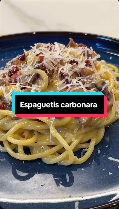Muestra de los ingredientes clave: guanciale, pecorino romano, huevos, pimienta