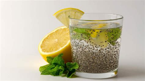 Vaso de agua de avena con chía, limón y menta