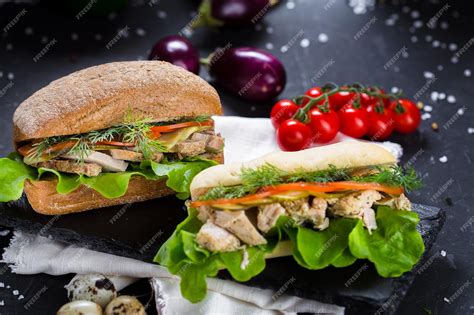 Foto de varios sándwiches de pollo variados y apetitosos