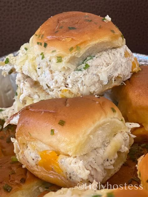 Sándwiches de pollo deshilachado cortados en triángulos para fiesta